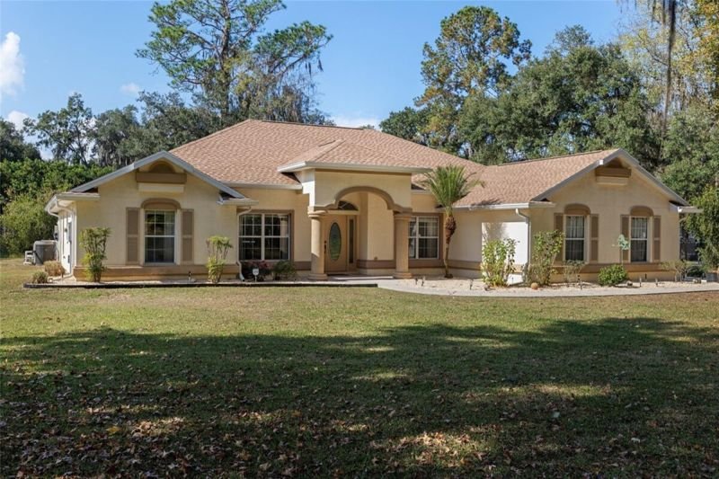 Front elevation wide, oaks
