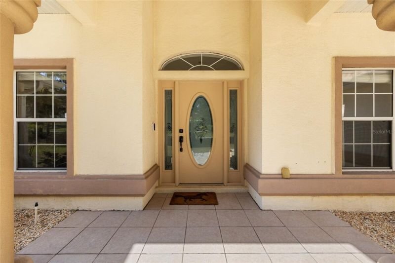 Front door / entry alcove