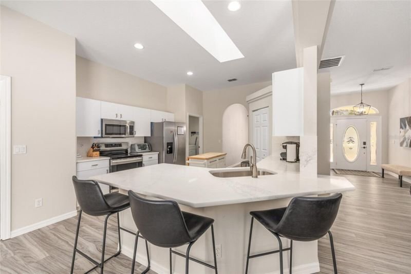 Kitchen island, breakfast bar, sink